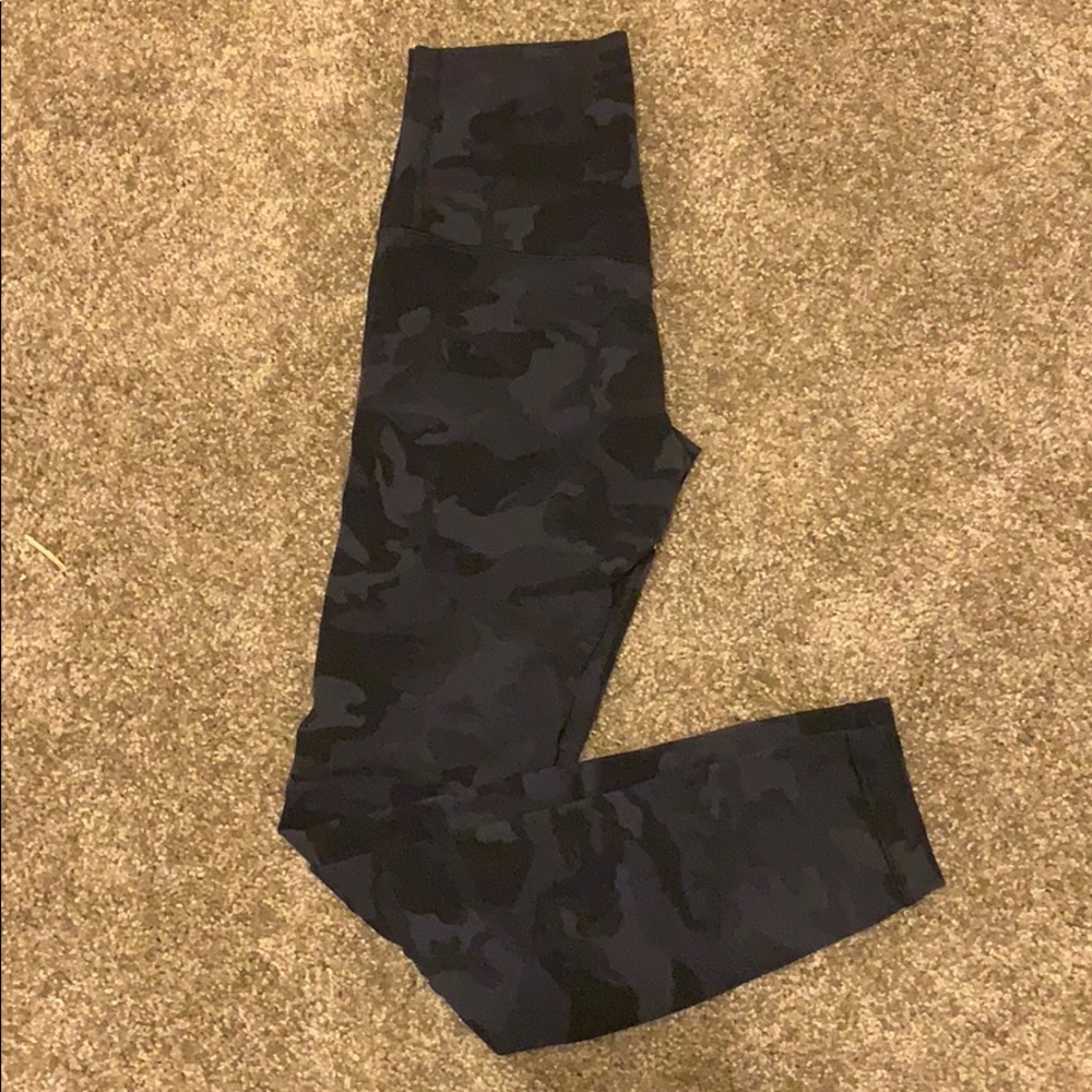 Lululemon Align 7/8 leggings in black/gray camo